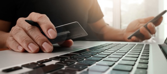 Clona una carta e la usa per le scommesse online: denunciato un 50enne