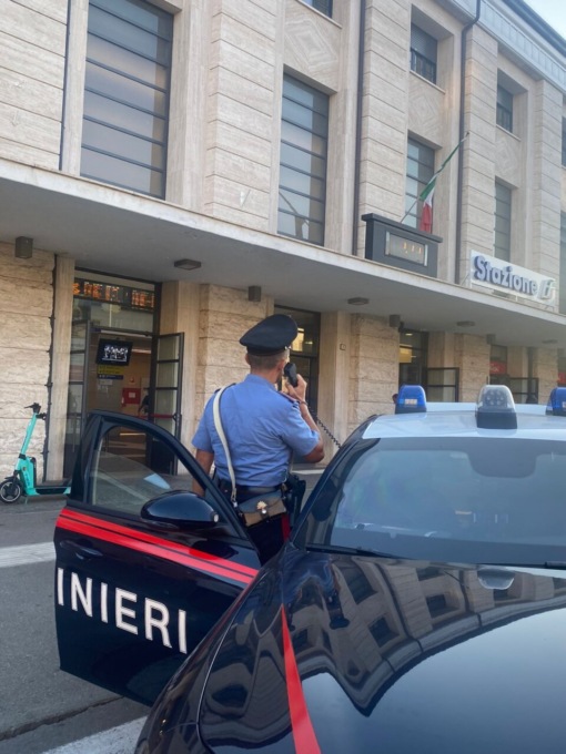 Dosi di cocaina in mano e in bocca: fermato un 35enne