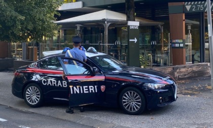 Si rifiuta di pagare il conto e aggredisce i carabinieri: arrestato un 40enne