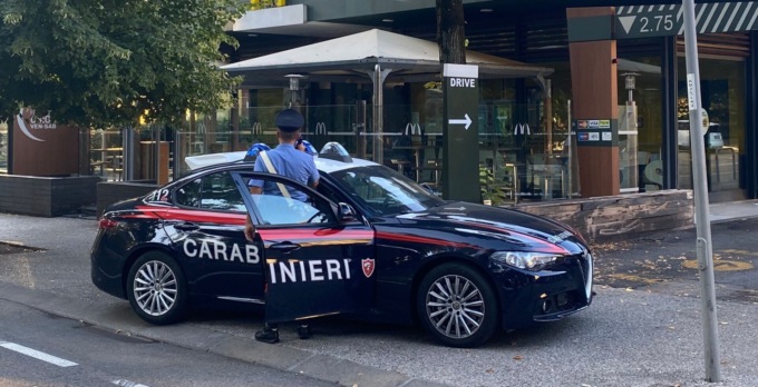 Si rifiuta di pagare il conto e aggredisce i carabinieri: arrestato un 40enne