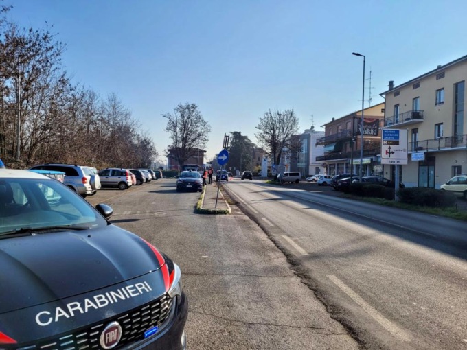 Brescello, eroina e kit per lo spaccio in casa: denunciata una 47enne