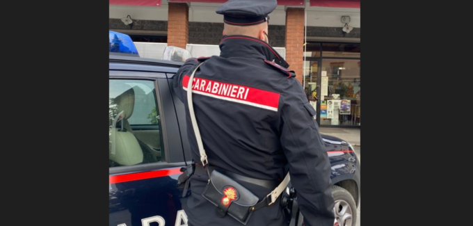 Viola il divieto di avvicinamento e pesta la moglie: arrestato un 42enne