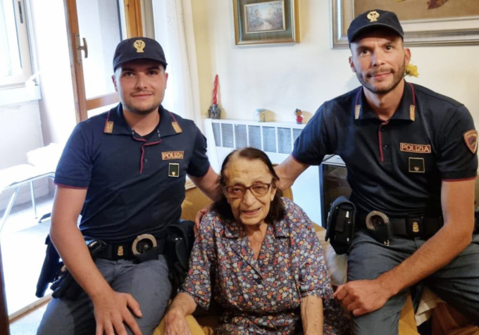 80enne sola in casa, scivola e cade per terra invocando aiuto: soccorsa dalla Polizia