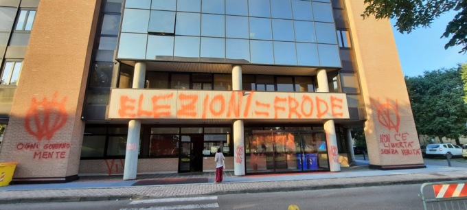Scritte ingiuriose all’Agenzia delle entrare e all’Ispettorato del lavoro. Cisl Fp e Fp Cgil: “Operano su Telegram”