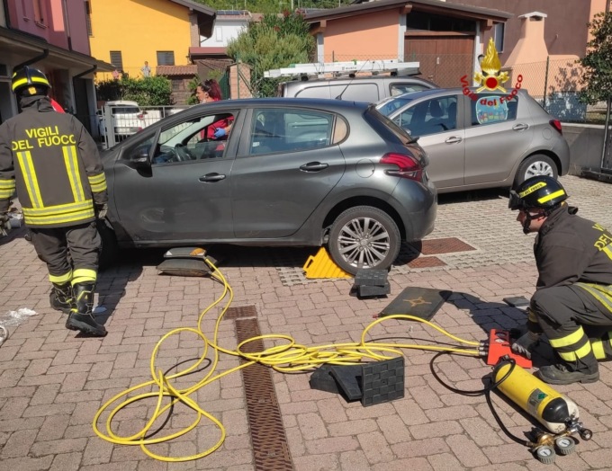 Quattro Castella, donna incinta schiacciata dalla propria auto: è grave