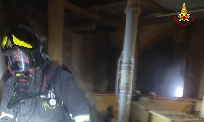 Incendio nella notte in una ditta di mulini in via Vertoiba