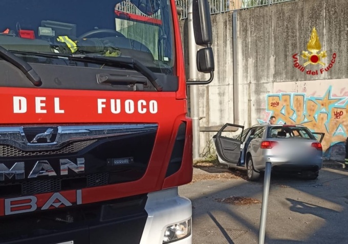 70enne alla guida si schianta contro un muro: è grave