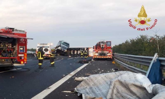 Autotreno si ribalta sull’A1: un ferito e traffico bloccato