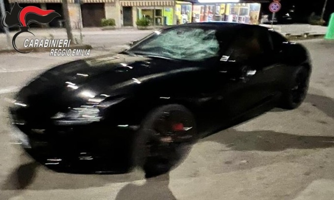 Toano, si presenta in piazza armato e distrugge l’auto del vocalist di una discoteca: arrestato