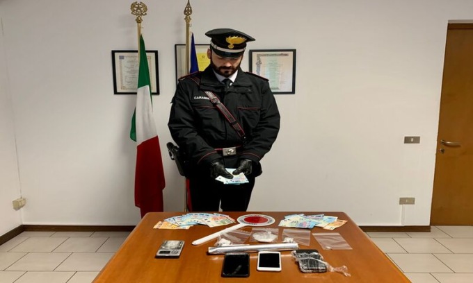 Attività di spaccio nei parcheggi della Coop di Scandiano: arrestati i due presunti pusher