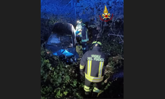 Incidente in tangenziale, auto vola fuori strada nella notte