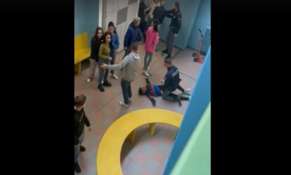 Parma, la polizia interviene a scuola per una rissa e atterra con forza un 14enne: il Collettivo denuncia