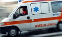 Scontro tra scooter e auto in via Freddi: ferito un 50enne