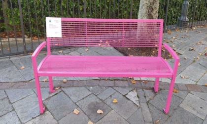 A Casina arriva una panchina rosa simbolo della lotta ai tumori al seno