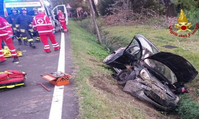 Campagnola, auto si ribalta ed esce fuori strana: 3 feriti