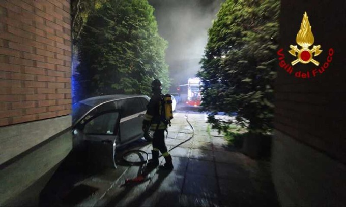 Auto parte da sola e sbatte contro il palazzo prendendo fuoco