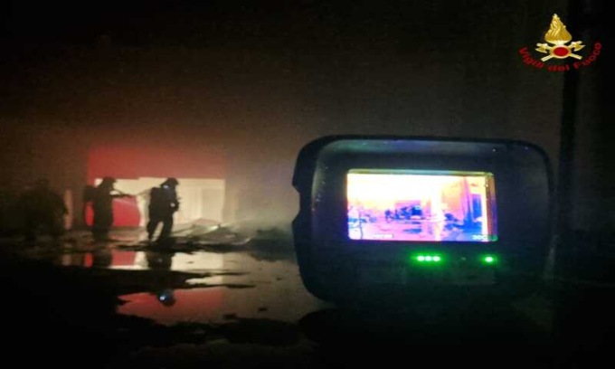 San Martino in Rio, fiamme nella notte alla ditta Ama spa