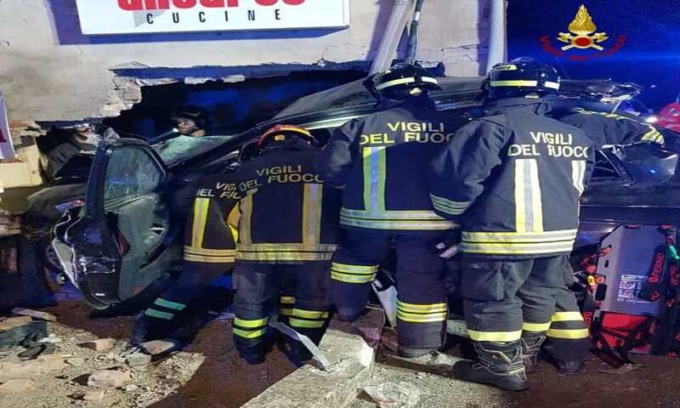 Auto esce fuori strada e si schianta contro una casa disabitata: 4 morti e 1 ferito