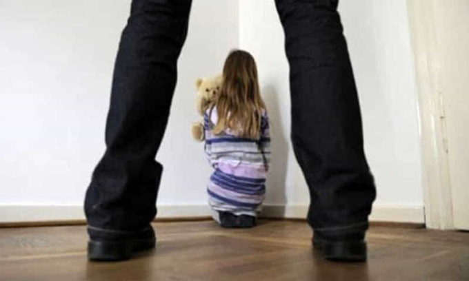 Padre abusa della figlia di 5 anni e viene condannato a 8 anni di reclusione