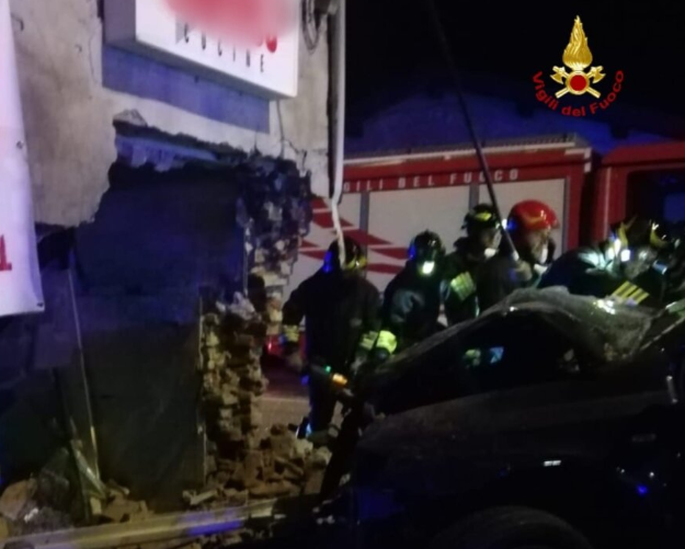 Alcol e droga nel sangue del 32enne che si è schiantato a Reggio: morti la compagna, il figlio e due fratellini