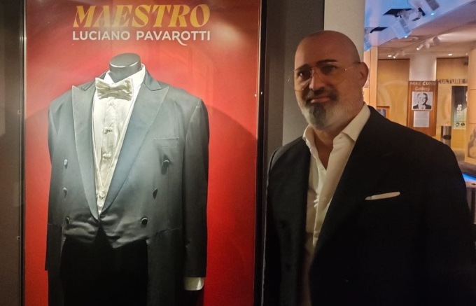La stella di Pavarotti risplende sulla Walk of Fame davanti al governatore Bonaccini