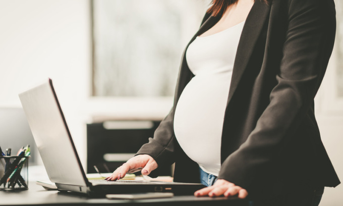 Scopre di essere incinta e il datore di lavoro le offre un contratto a tempo indeterminato