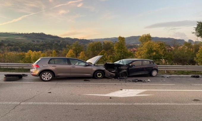 Scontro frontale tra due auto a Castellarano: 4 feriti