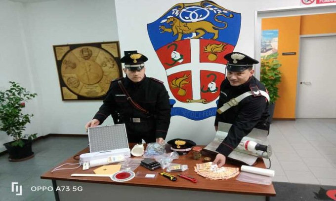 Casa trasformata in un market della droga a Gattatico: 59enne in manette