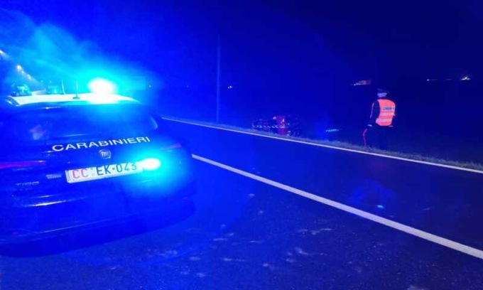 Reggiolo, auto esce fuori strada e finisce nel canale d’acqua: ferita una 51enne