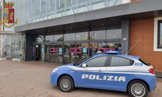 Centro Commerciale “I Petali”: lo fermano per i controlli e ferisce un agente