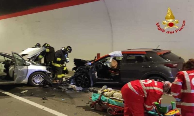 Incidente tra tre auto sulla statale 63: galleria del Seminario chiusa per due ore