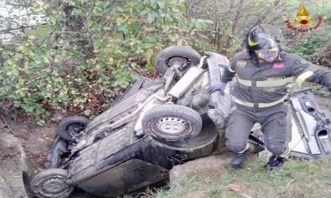 Auto fuori strada a Campegine: un ferito