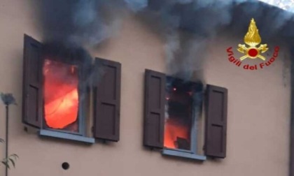 Abitazione in fiamme a Cavriago: 81enne portata in ospedale
