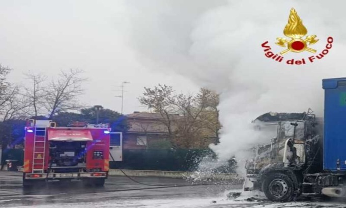 Novellara, camion in fiamme nella zona industriale