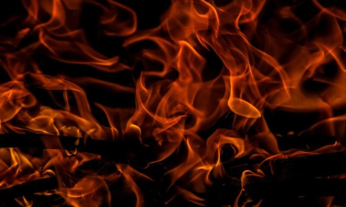 Incendio nella notte a Guastalla: in fiamme un’autorimessa