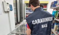 Ispezione in un supermercato della bassa: trovata merce scaduta