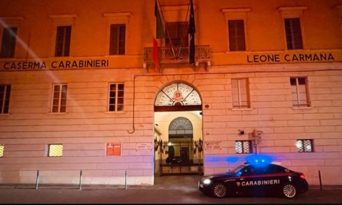Sorpreso a rubare in un supermercato aggredisce la vigilanza: arrestato