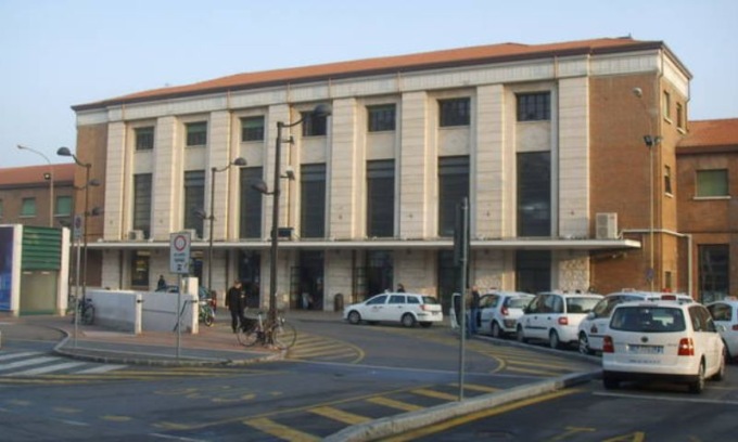 Minaccia un passante con un bisturi e cerca di rapinarlo: denunciato un 30enne