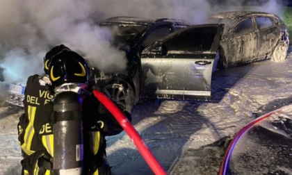 Brescello, auto in fiamme a seguito di un tamponamento