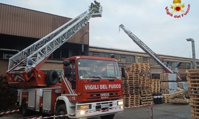 Reggiolo, incendio allo stabilimento della Carpenfer