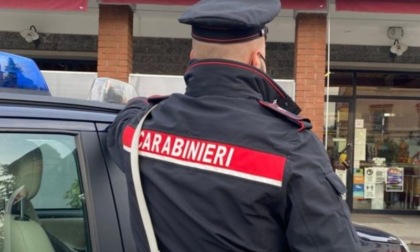Lo beccano a spacciare e prende a morsi i Carabinieri: arrestato
