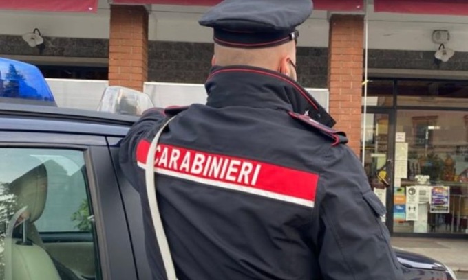 Lo beccano a spacciare e prende a morsi i Carabinieri: arrestato