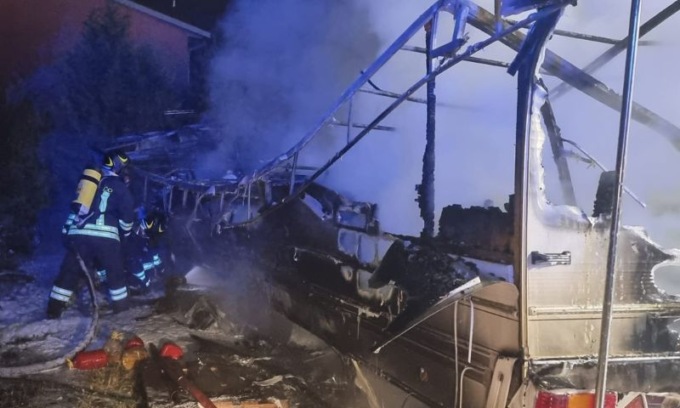 Bagnolo, roulotte in fiamme nel campo nomadi