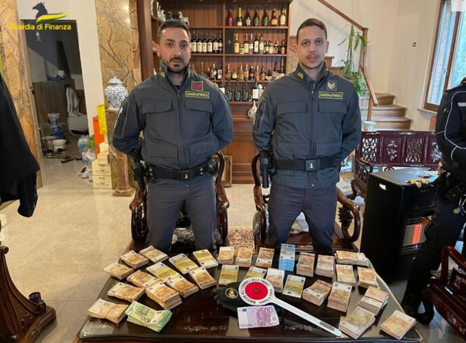 Lavoratori in nero e capi contraffatti in una fabbrica di Novellara: denunciati due cittadini cinesi