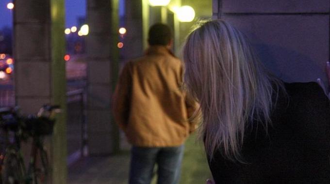 Perseguita l’ex e lo riempie di telefonate, arrestata 39enne nel Reggiano
