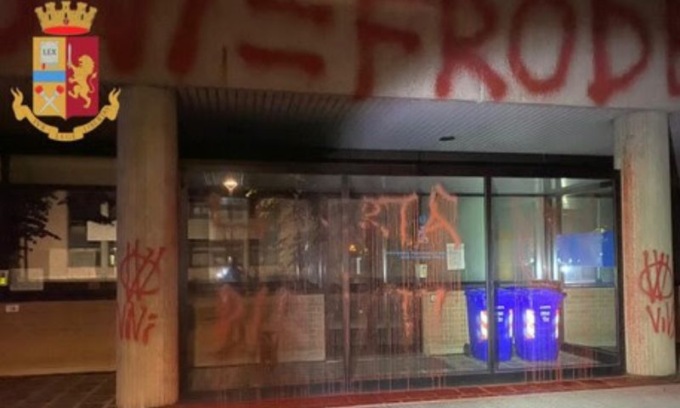 Identificati e denunciati gli autori delle scritte no-vax di Reggio Emilia