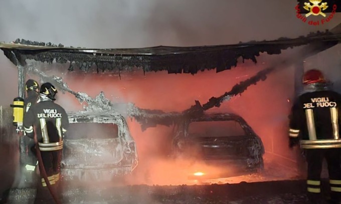 Auto in fiamme in zona Cavazzoli, probabile l’origine dolosa