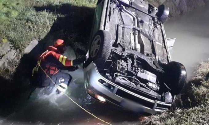 Montecchio Emilia, auto sbanda e finisce in un canale d’acqua