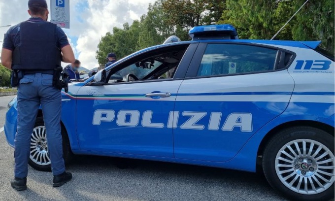 Minacciava i passanti con un machete: identificato