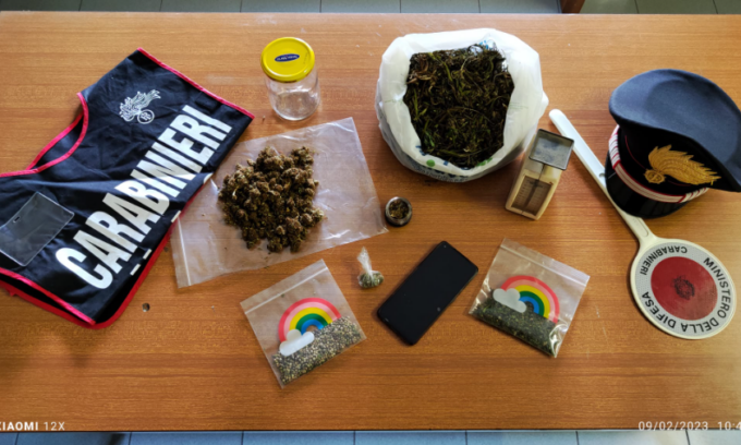 Trovato a casa con più di due etti di droga: denunciato un 59enne di Gattatico